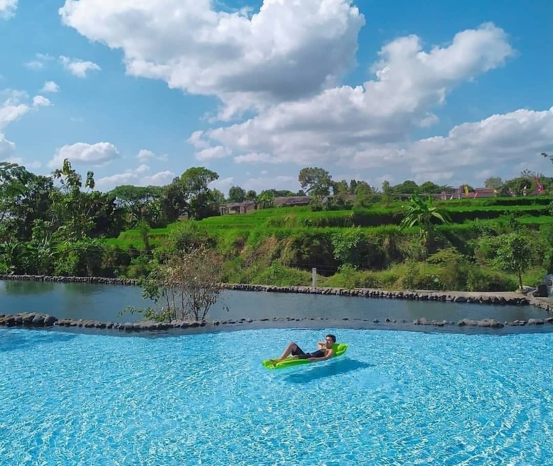 Di Dengan Banyak Motor Sebuah Sepeda Mobil Perbandingan Tempat